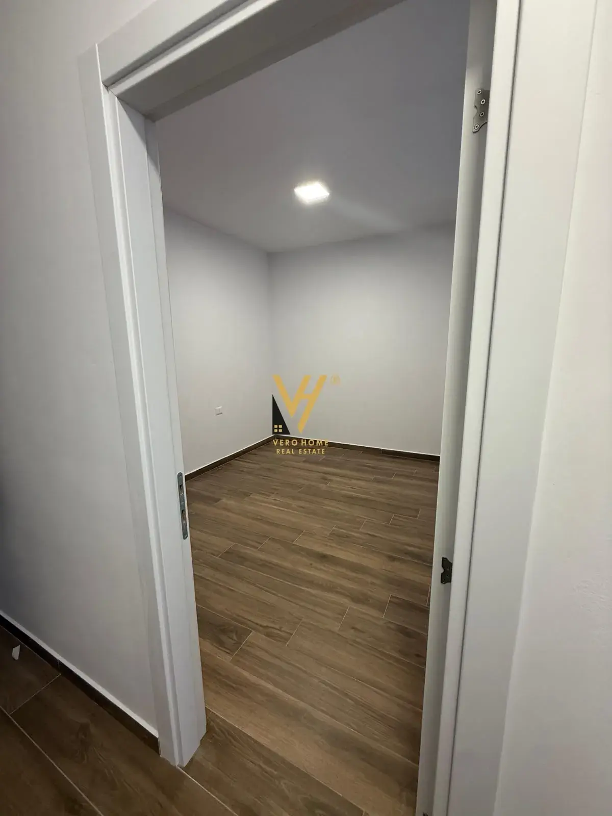 Brendësia, zyrë 105 m² me qira në Rruga e Dibrës, Tiranë