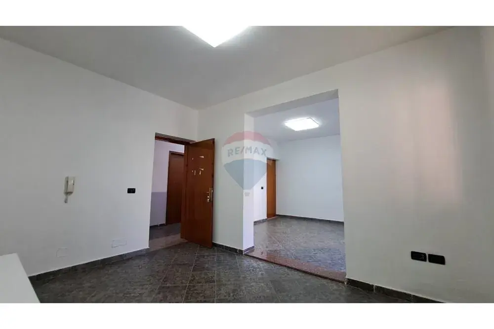Innenansicht, Büro 100 m² zu vermieten in Skelë, Vlora