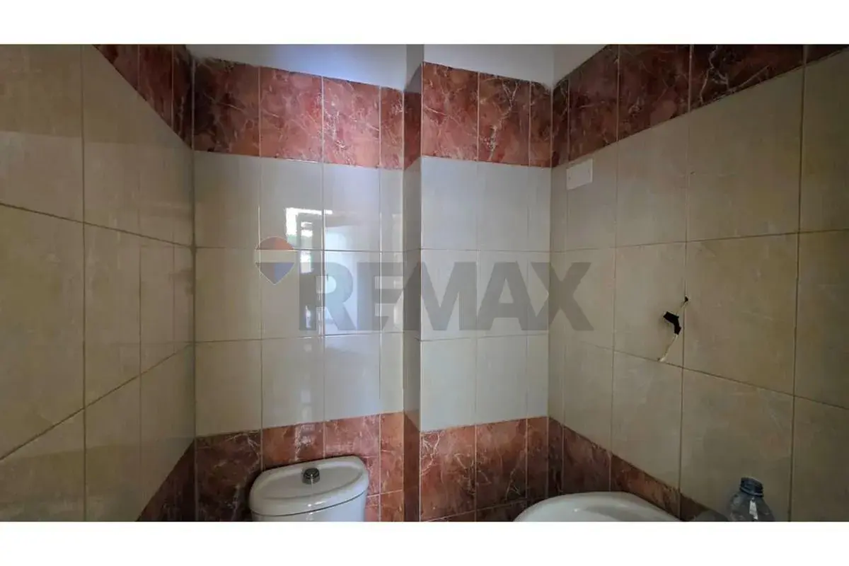 Interni, negozio 51 m² in vendita a Valona