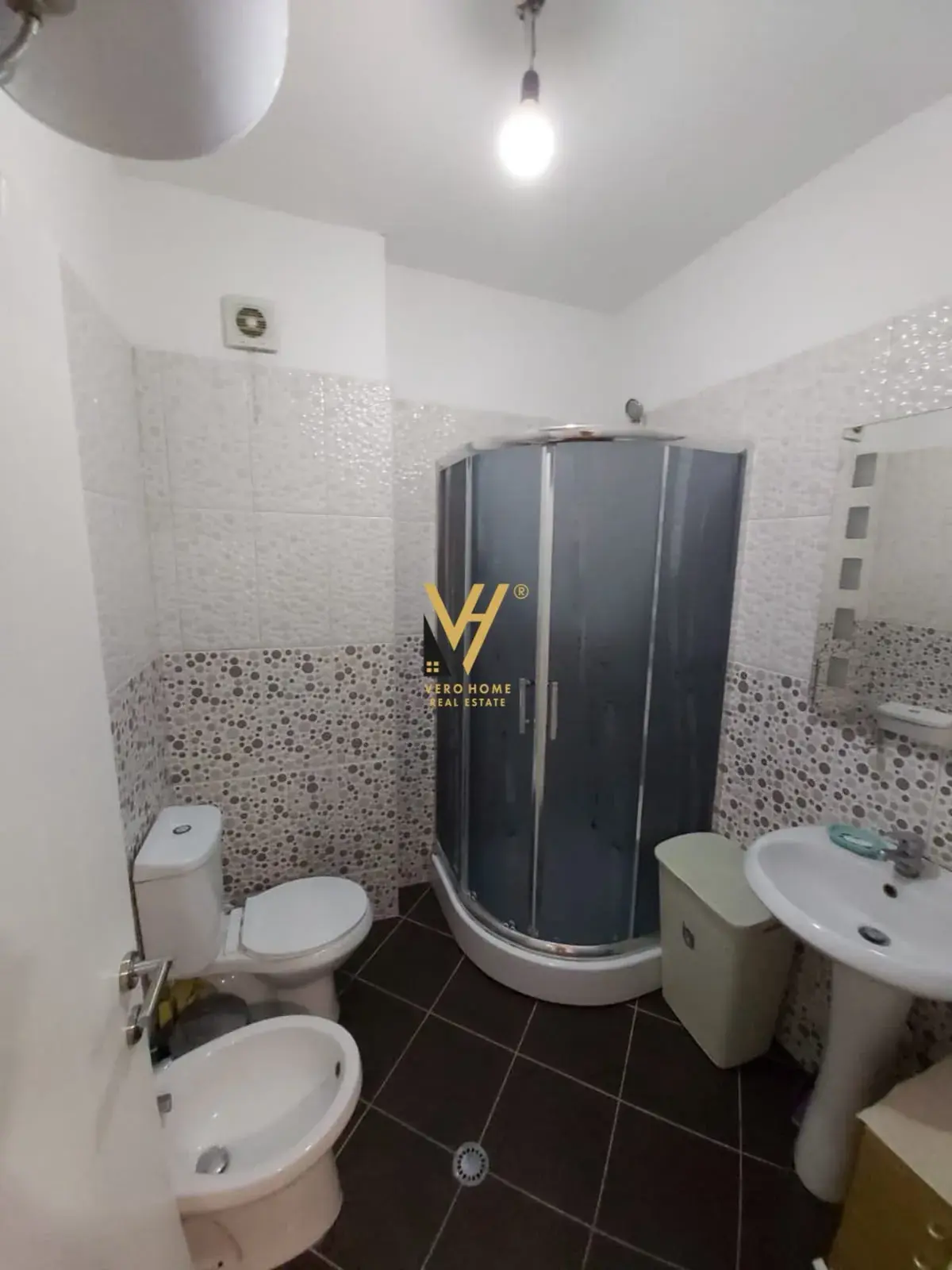 Bagno, appartamento 1+1 in affitto ad Astir, Tirana