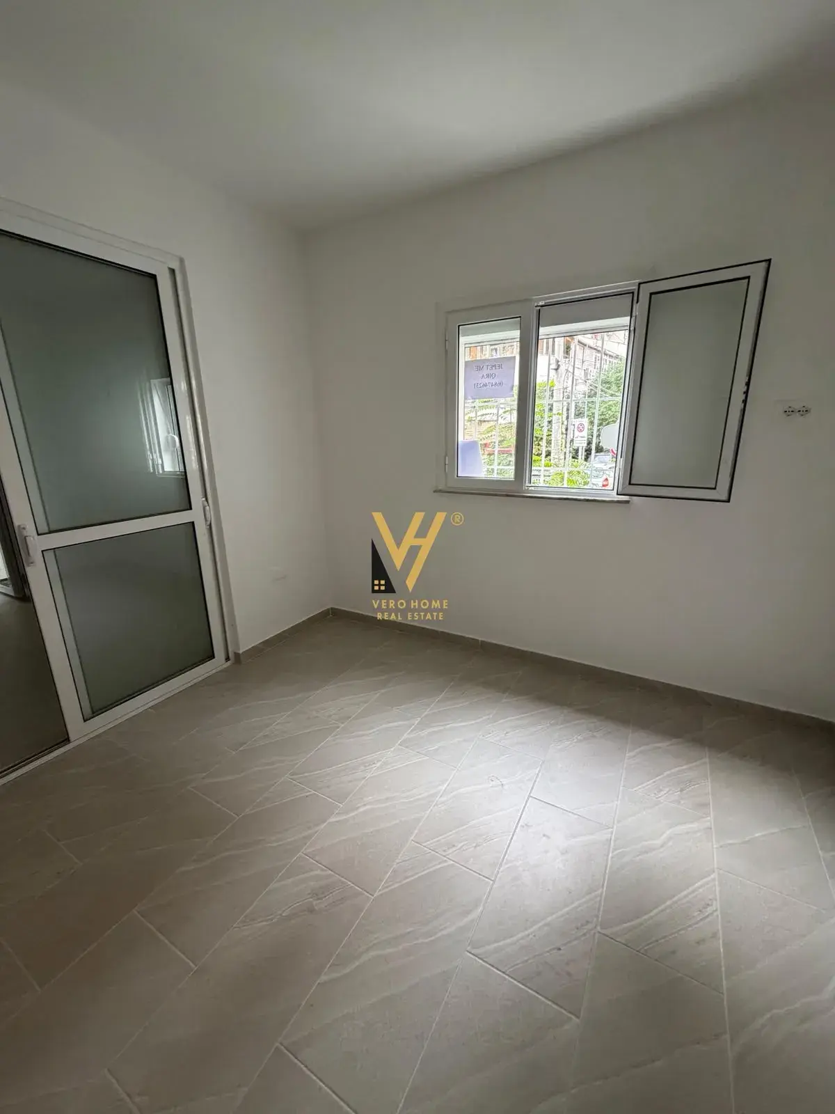 Dhoma e ndenjes, apartament 2+1 me qira në Myslym Shyri, Tiranë