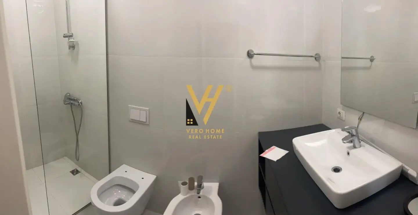 Interni, ufficio 96 m² in affitto a Rruga e Kavajës, Tirana