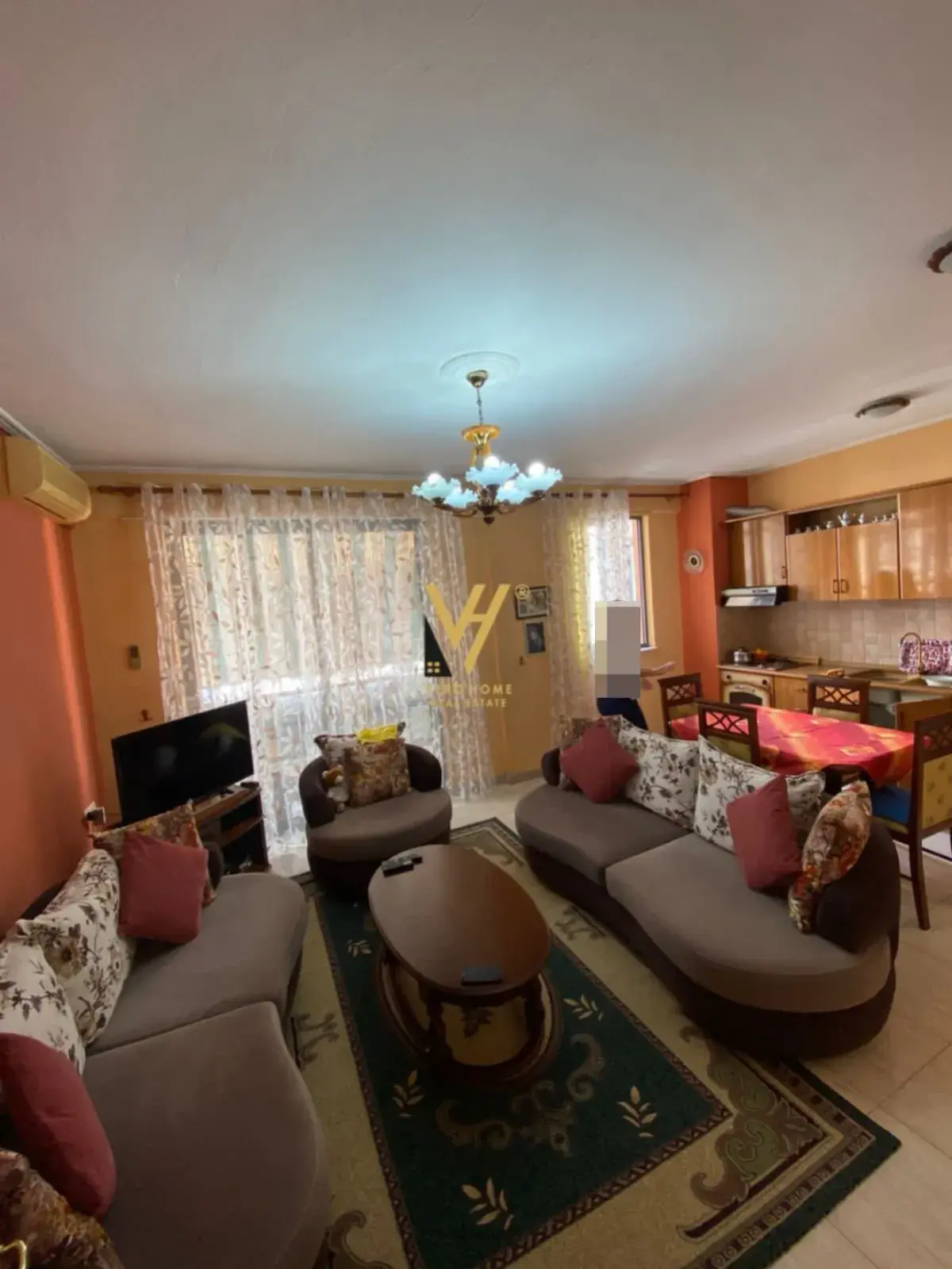 Dhoma e ndenjes, apartament 2+1 me qira në Komuna e Parisit, Tiranë