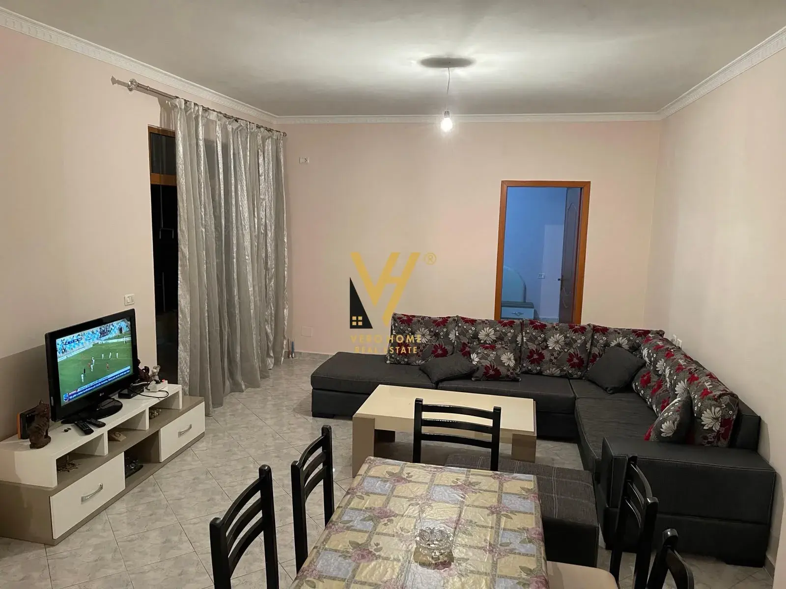 Dhoma e ndenjes, apartament 1+1 me qira në Kombinat, Tiranë