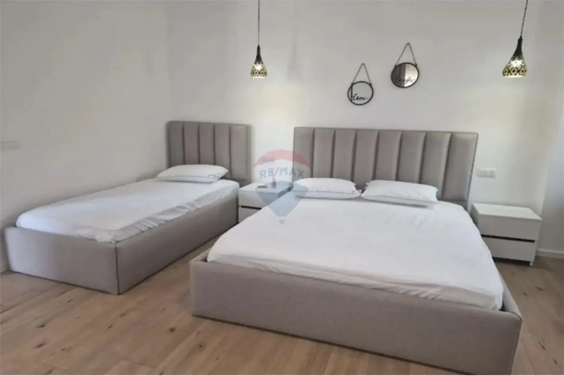 Interni, hotel 375 m² in vendita a Valona