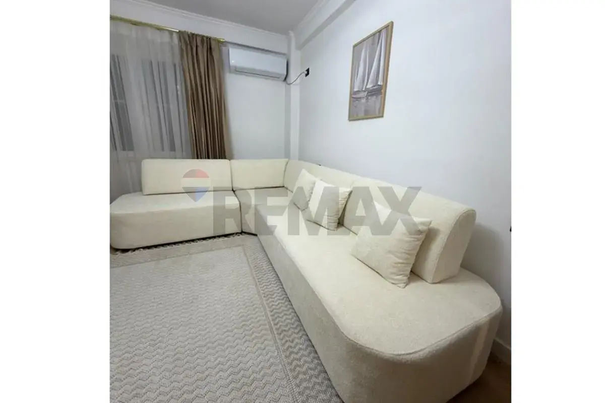 Dhoma e ndenjes, apartament 1+1 me qira në Yzberisht, Tiranë