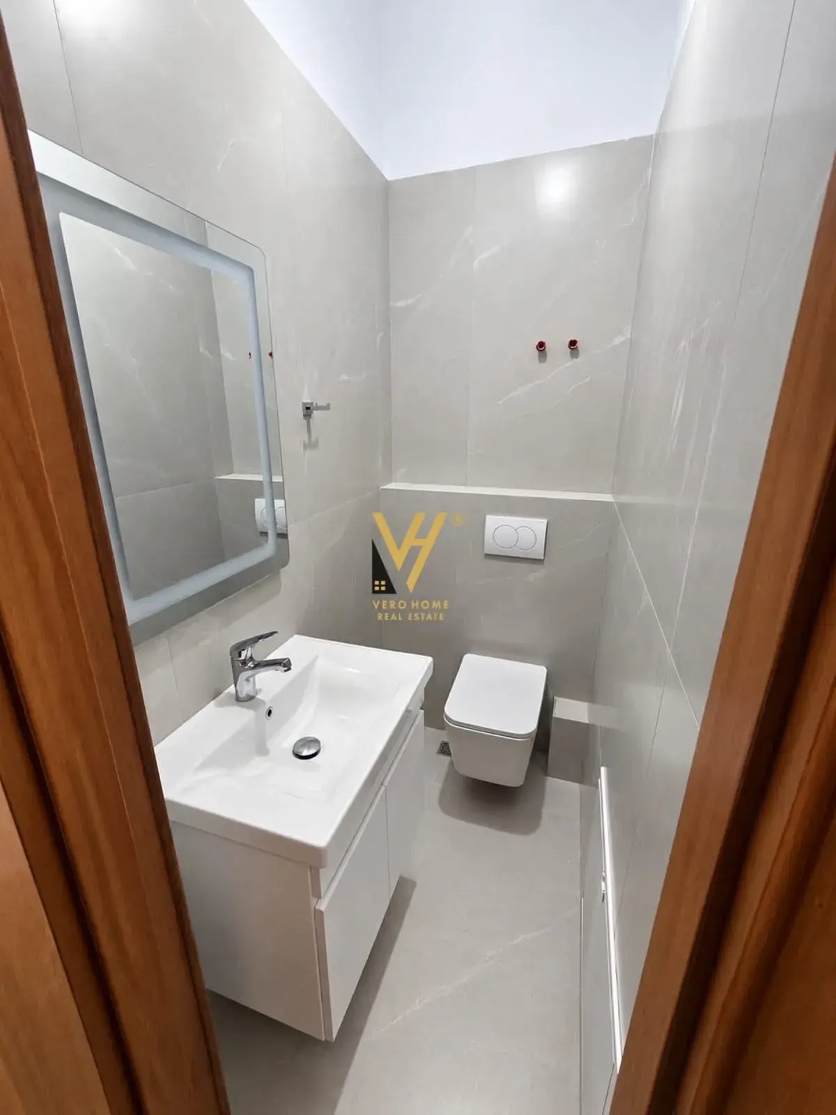 Interni, negozio 42 m² in affitto a Porcelan, Tirana