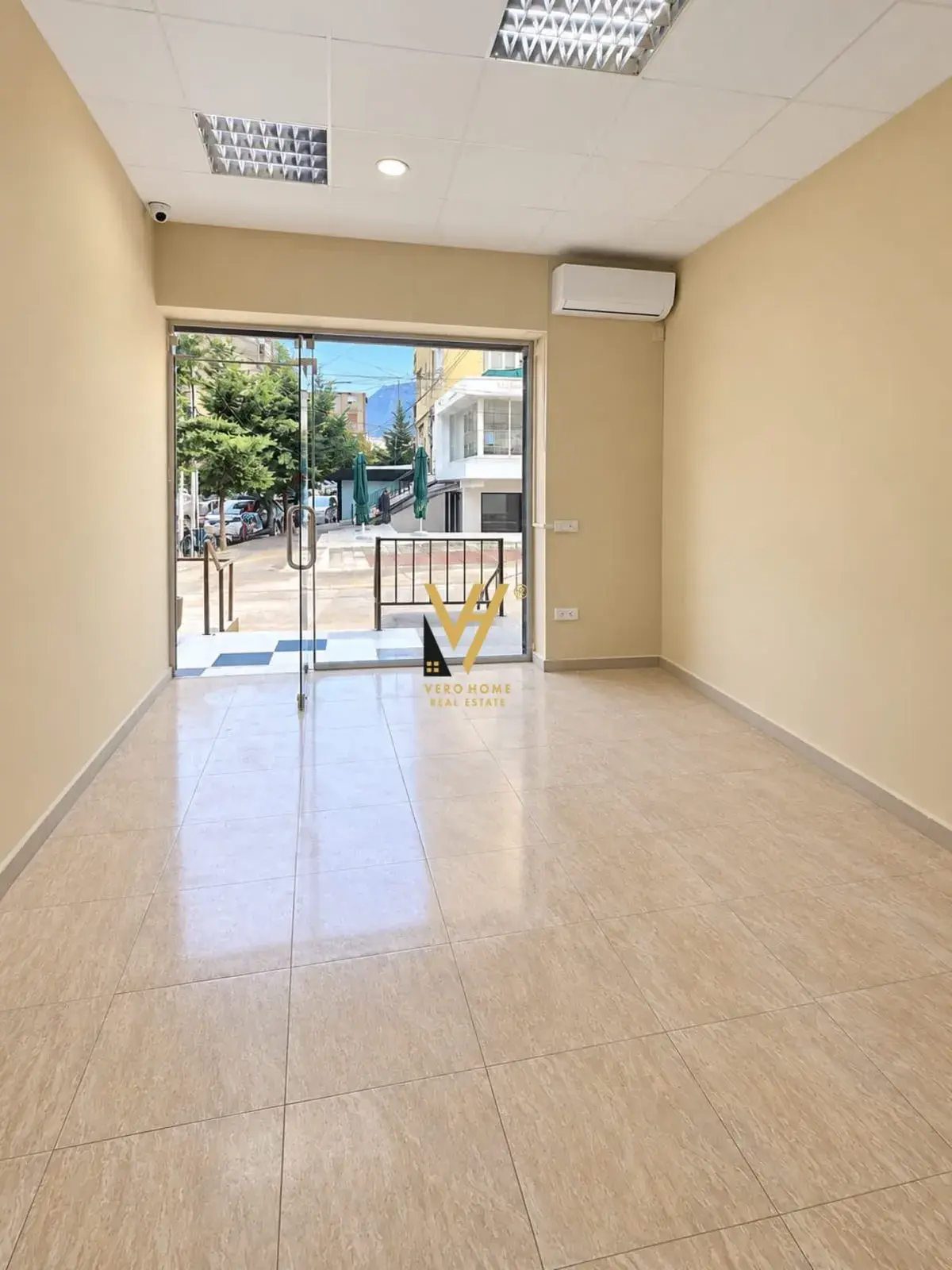 Esterno, negozio 42 m² in affitto a Porcelan, Tirana
