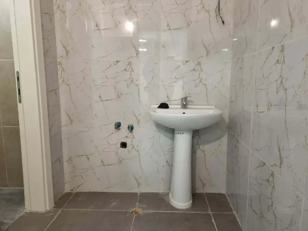 Bagno, negozio 100 m² in vendita a Tirana