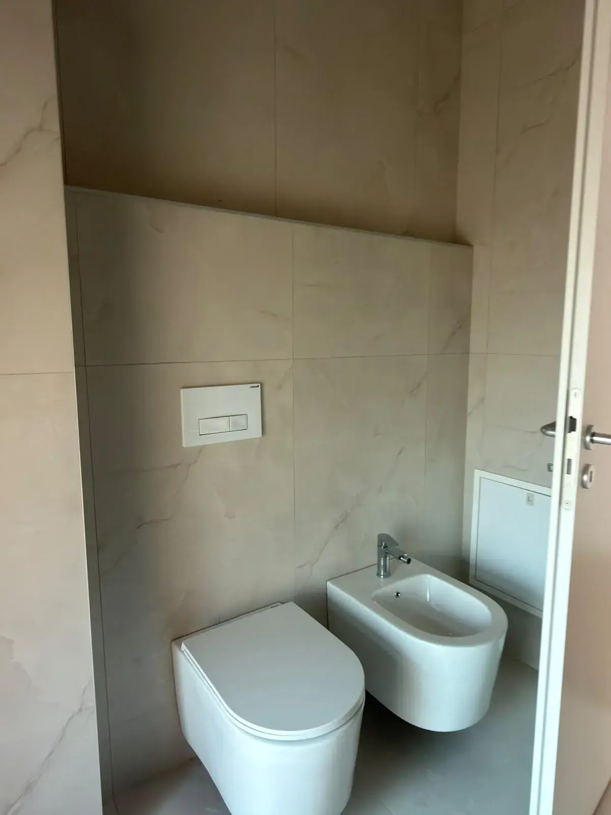 Immeuble, appartement 1+1 à vendre à Ali Demi, Tirana