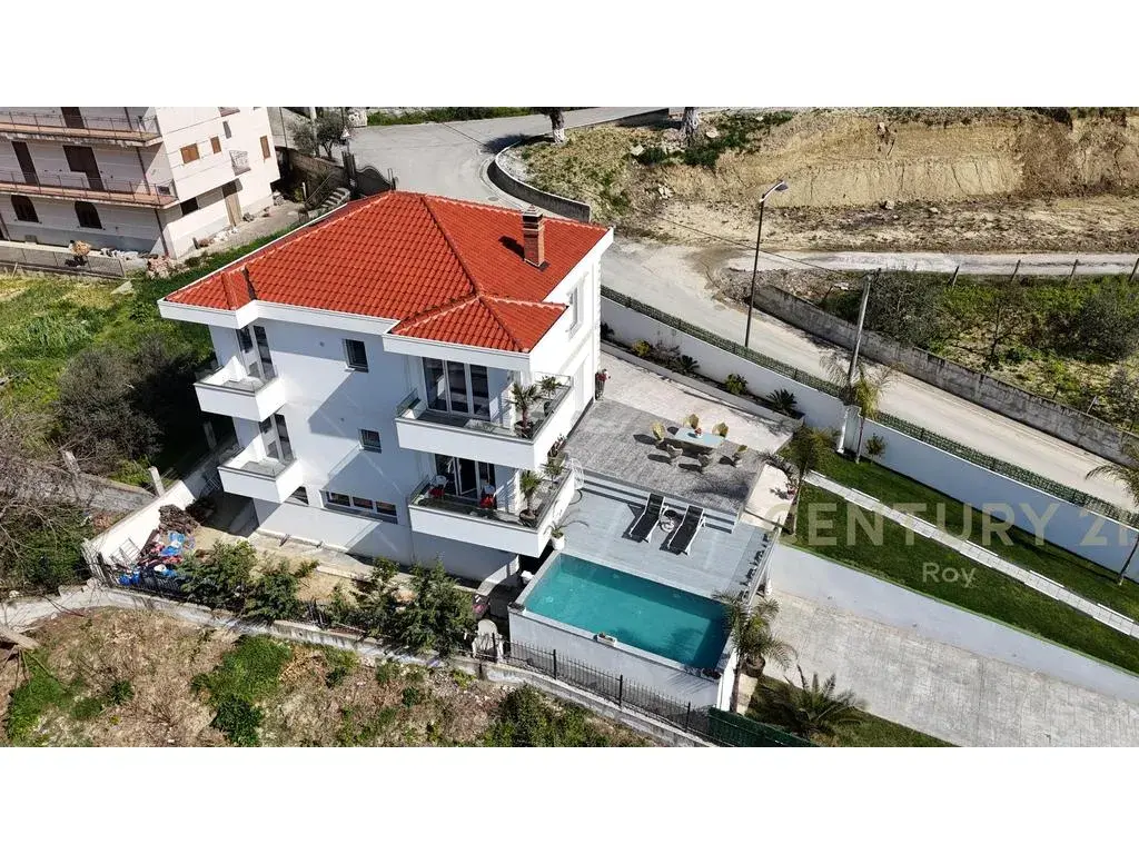 Immeuble, villa 4+1 à vendre à Golem