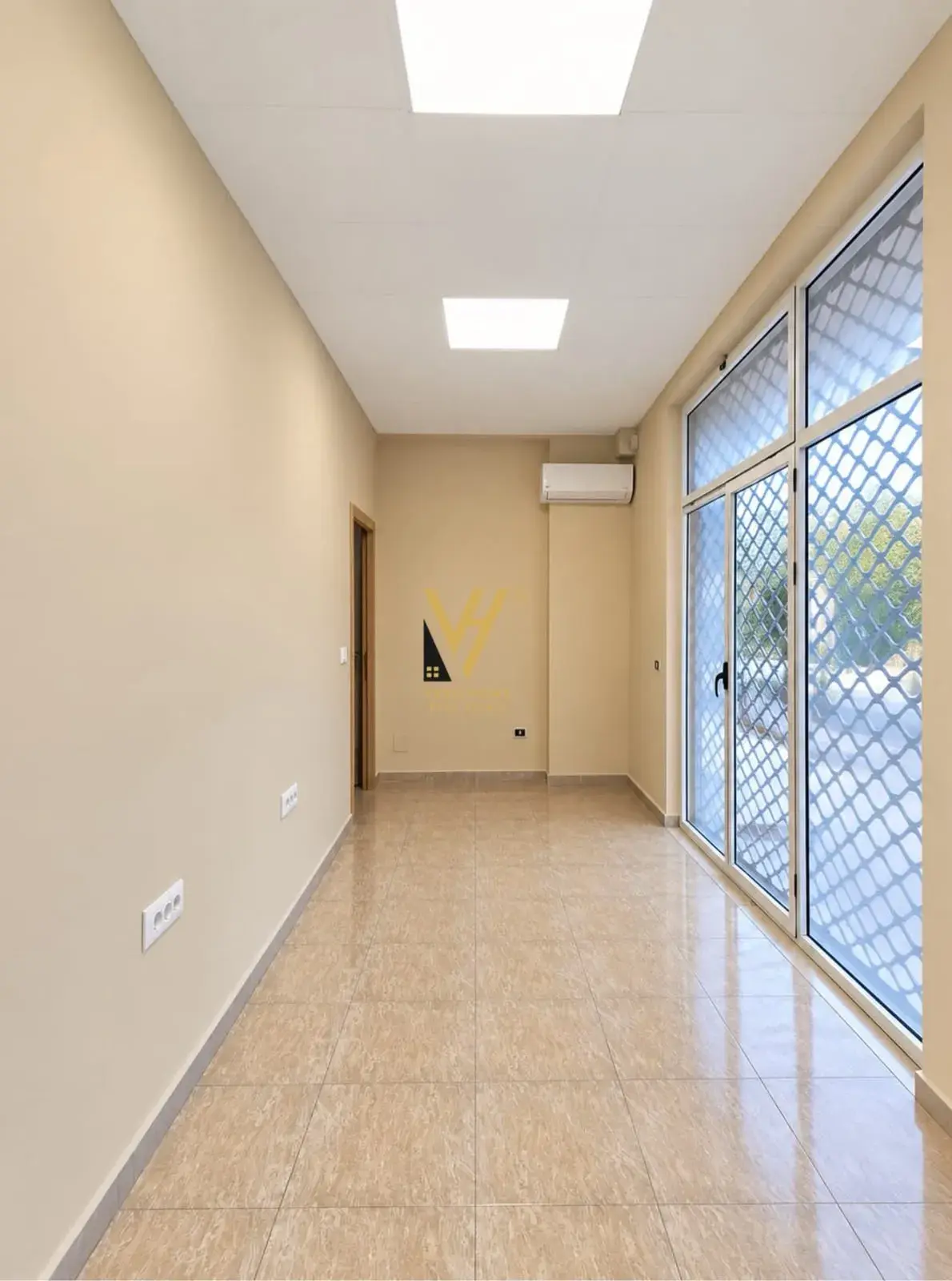Intérieur, boutique 30 m² à louer à Porcelan, Tirana