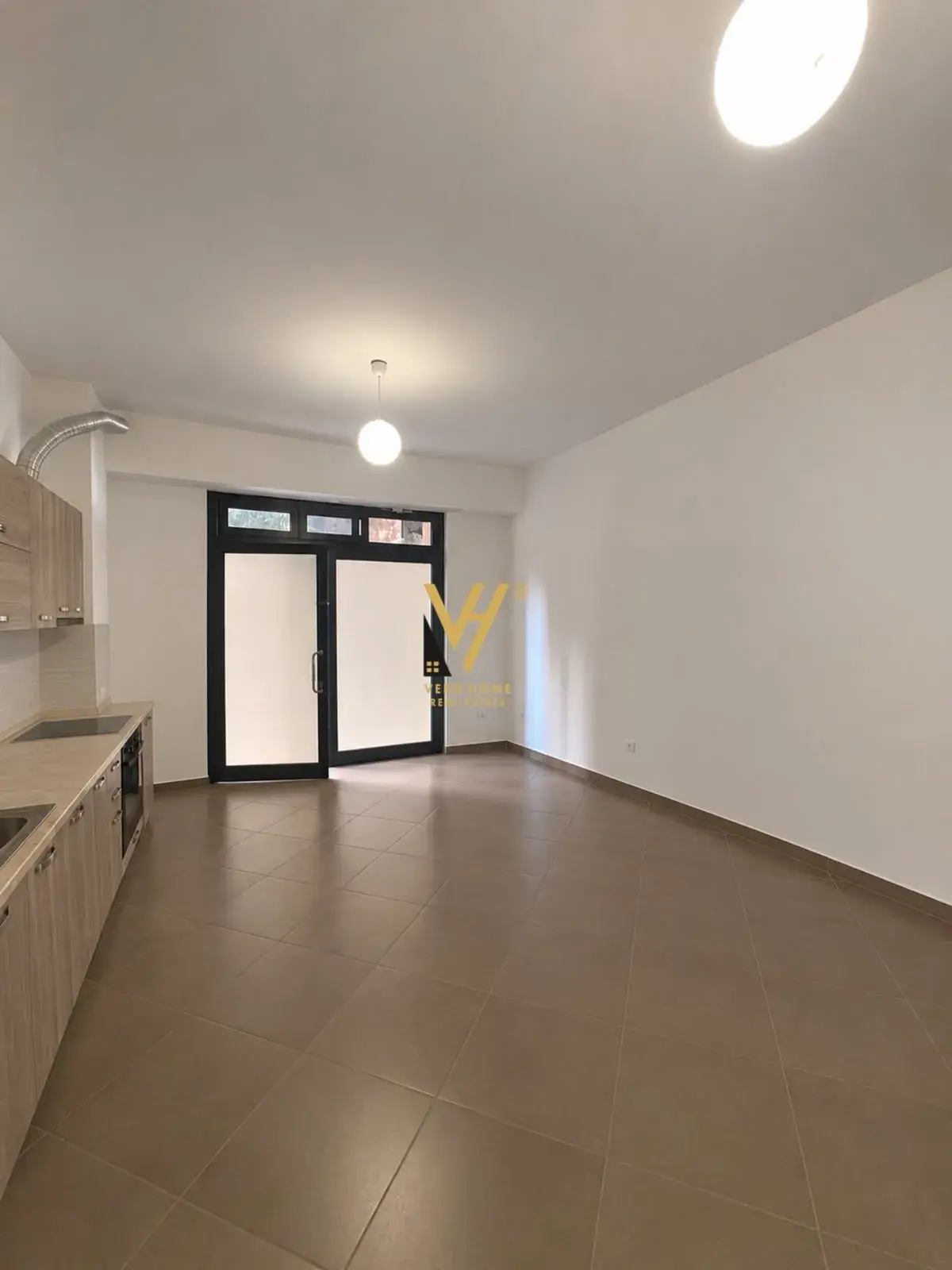 Pamje e jashtme, dyqan 42 m² në shitje në Kodra e Diellit, Tiranë