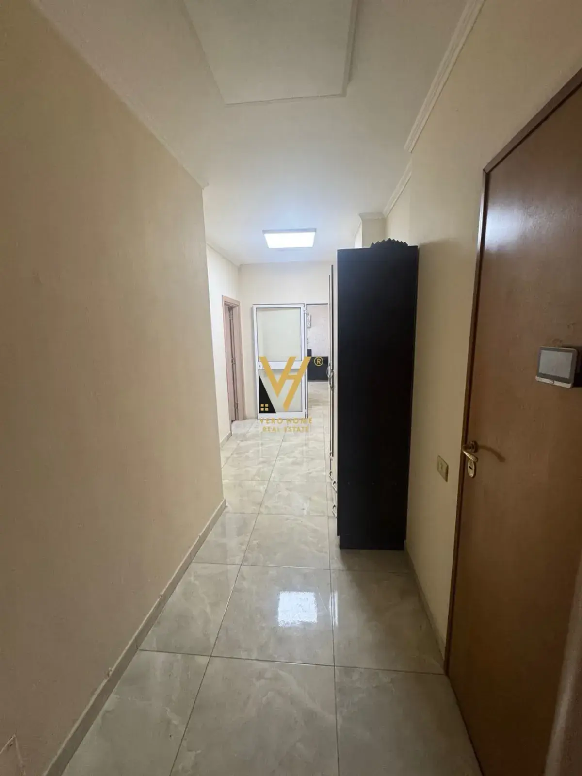 Interni, ufficio 218 m² in affitto a Kopshti Botanik, Tirana