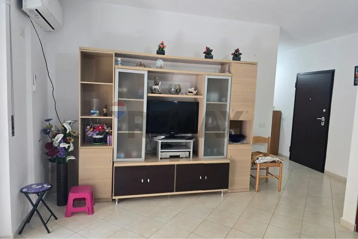 Ndërtesa, apartament 2+1 me qira në Vlorë