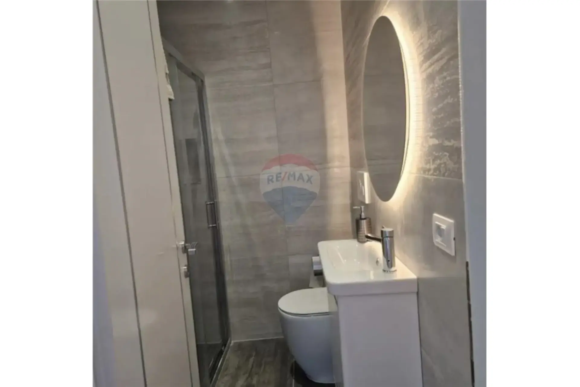 Interni, hotel 375 m² in vendita a Valona