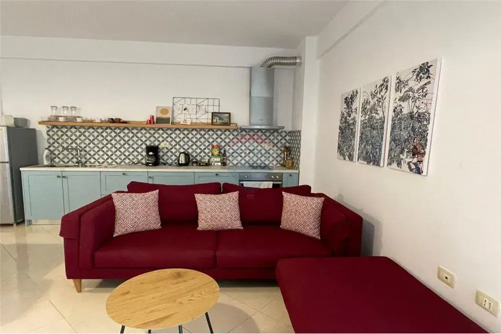 Ballkoni, apartament 2+1 me qira në Sheshi i Flamurit, Vlorë