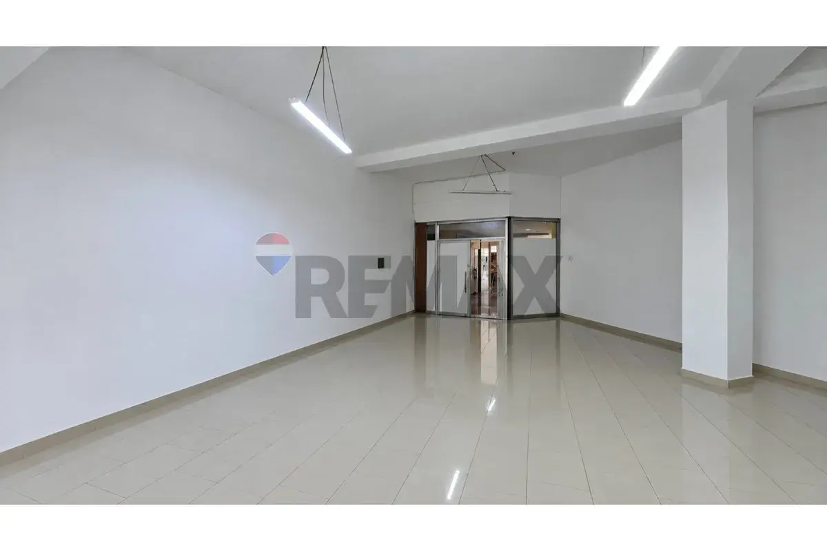 Interior, 63 m² shop for sale in Pavarësia, Vlora