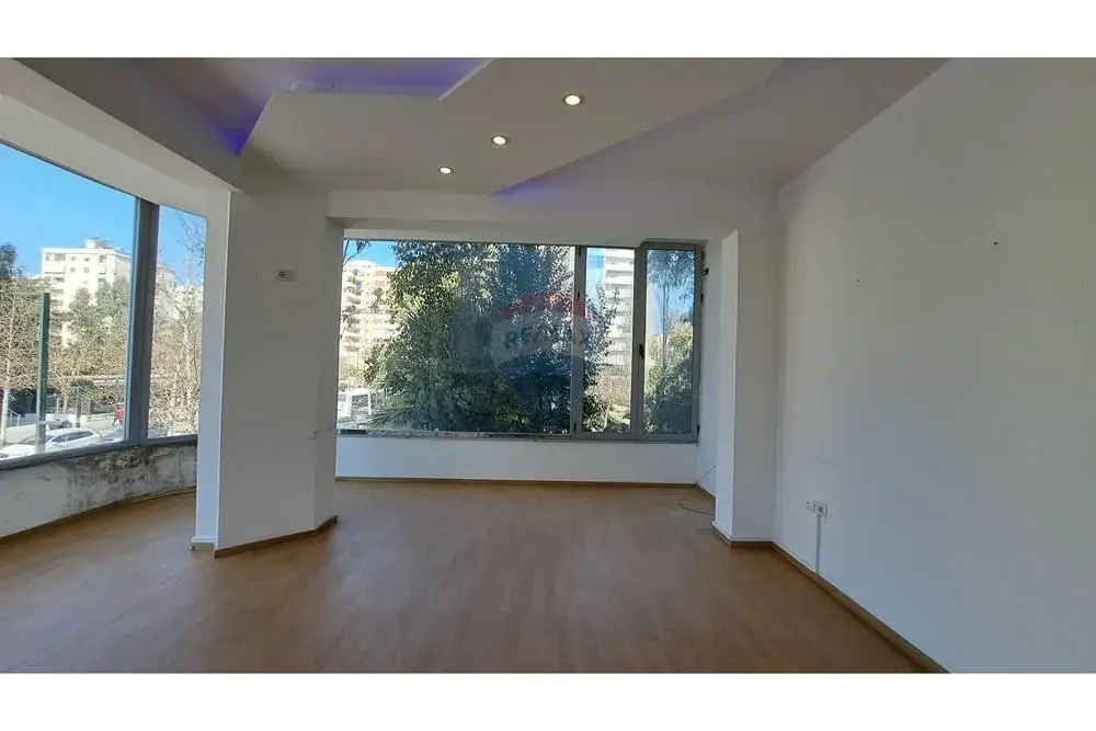 Innenansicht, Büro 100 m² zu vermieten in Skelë, Vlora