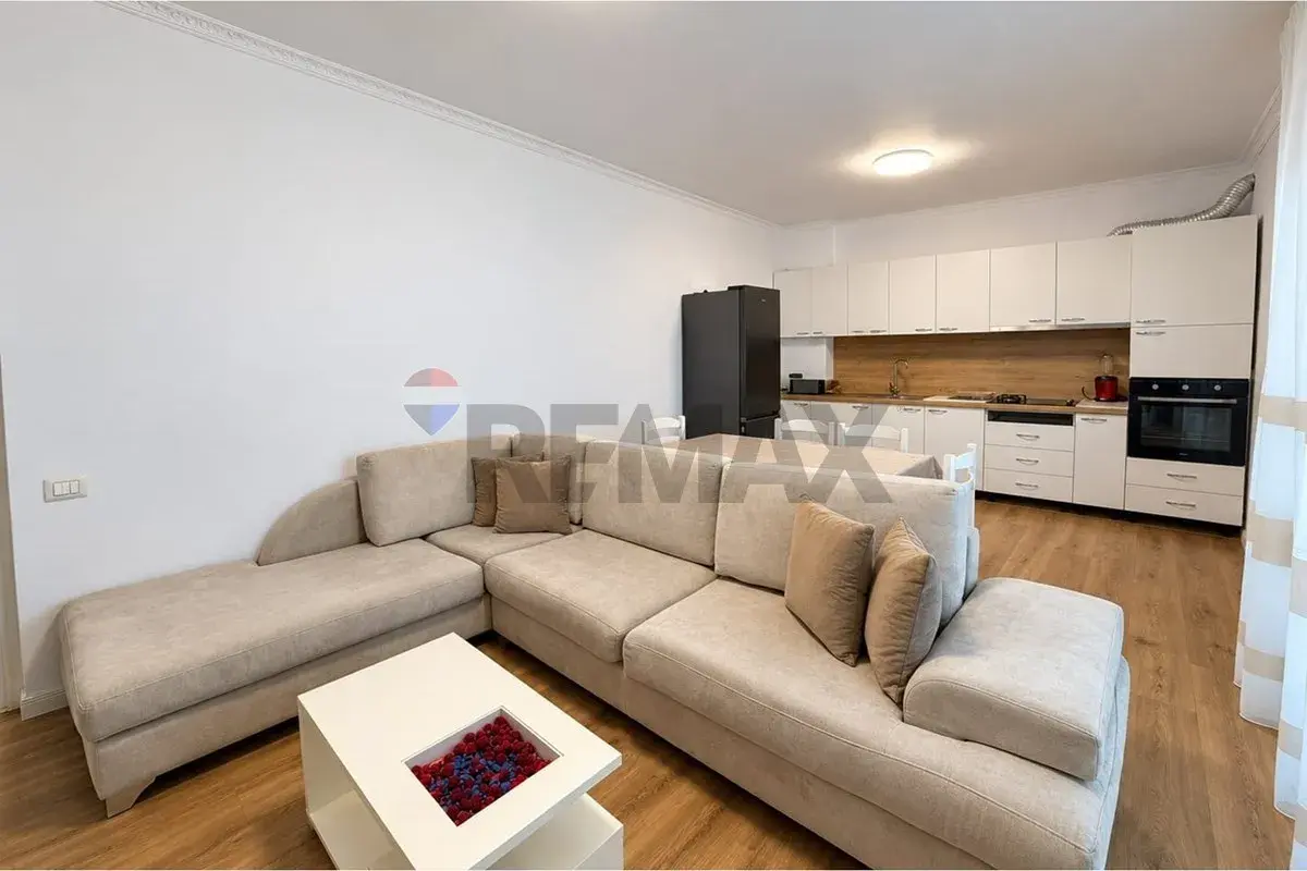 Dhoma e ndenjes, apartament 2+1 me qira në 21 Dhjetori, Tiranë