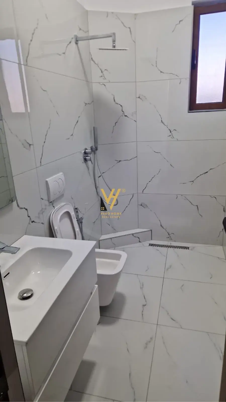 Balkon, Wohnung 3+1 zu vermieten in Tirana