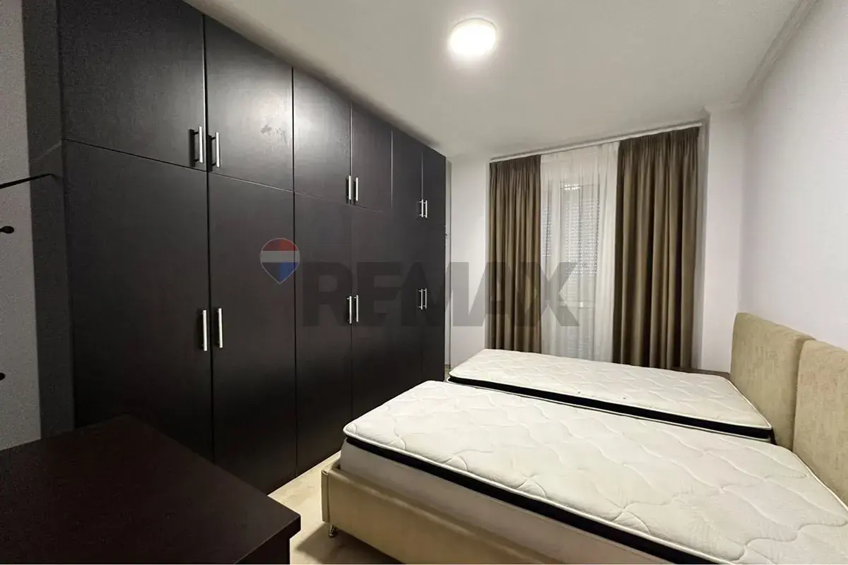 Dhoma e gjumit, apartament 2+1 me qira në Kodra e Diellit, Tiranë