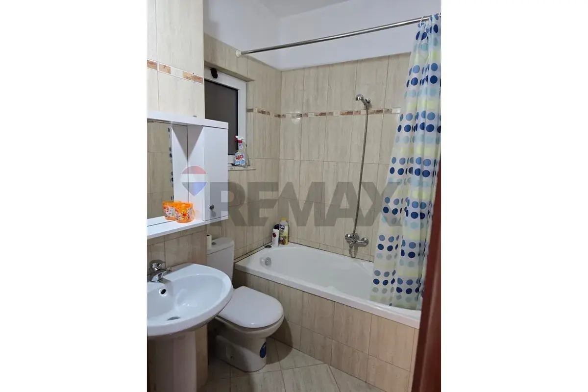 Dhoma e ndenjes, apartament 2+1 me qira në Vlorë