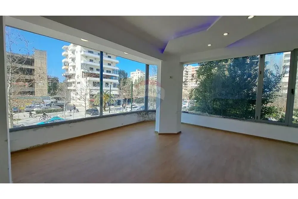 Innenansicht, Büro 100 m² zu vermieten in Skelë, Vlora