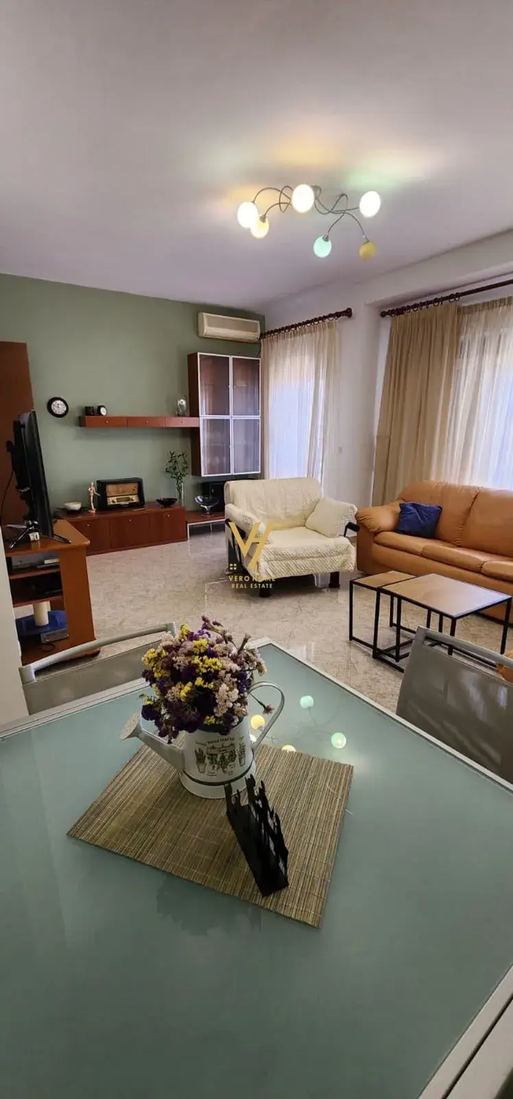 Kuzhina, apartament 1+1 me qira në Pazari i Ri, Tiranë