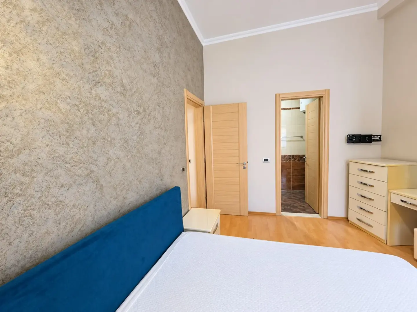 Ndërtesa, apartament 2+1 me qira në Pazari i Ri, Tiranë