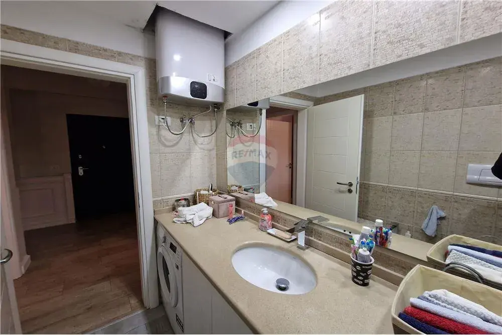 Building, 2+1 apartment for sale in Uji i Ftohtë, Vlora
