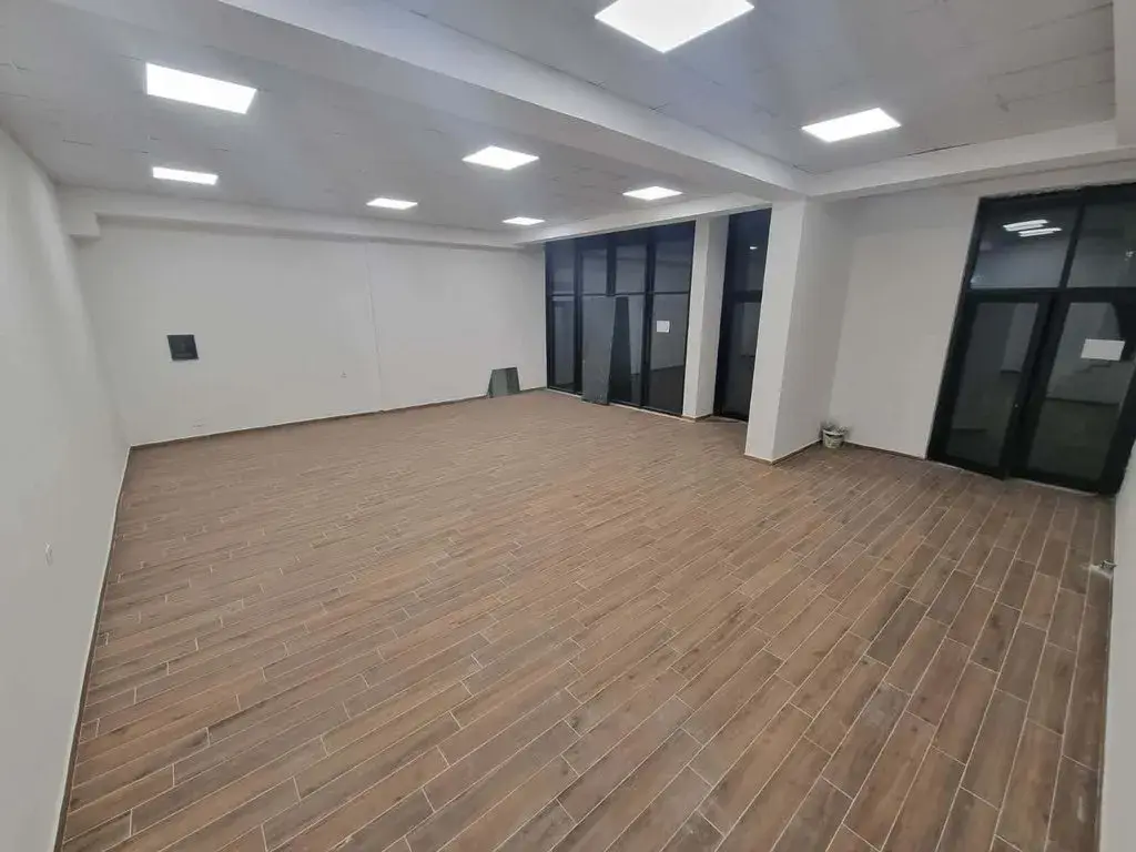 Interni, negozio 100 m² in vendita a Tirana
