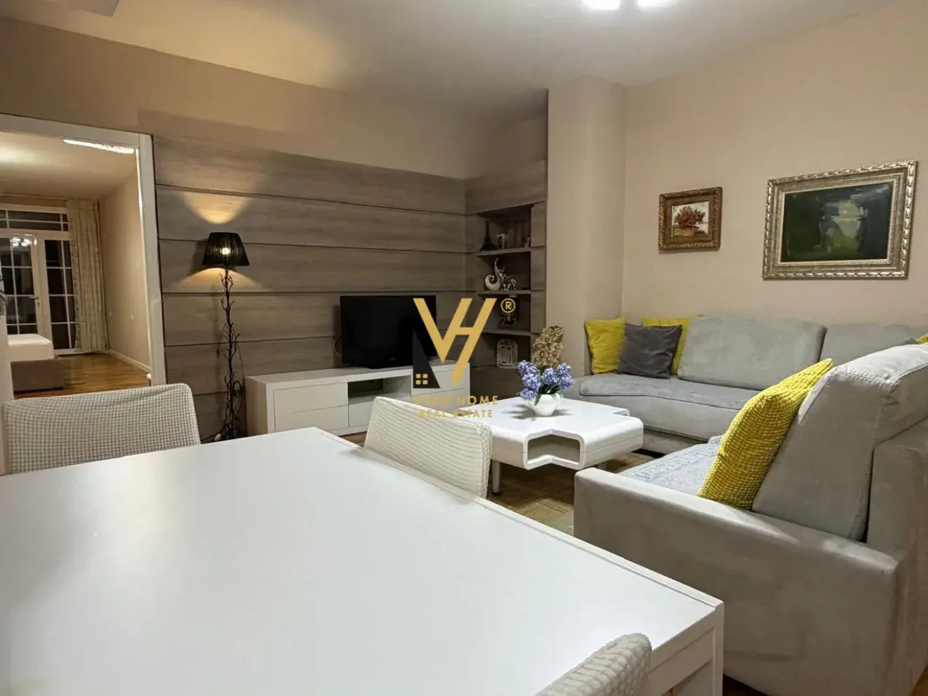 Dhoma e ndenjes, apartament 1+1 me qira në Myslym Shyri, Tiranë