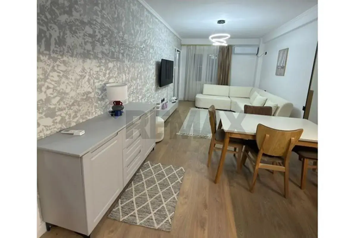 Dhoma e ndenjes, apartament 1+1 me qira në Yzberisht, Tiranë
