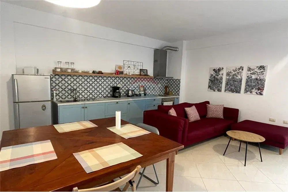 Brendësia, apartament 2+1 me qira në Sheshi i Flamurit, Vlorë