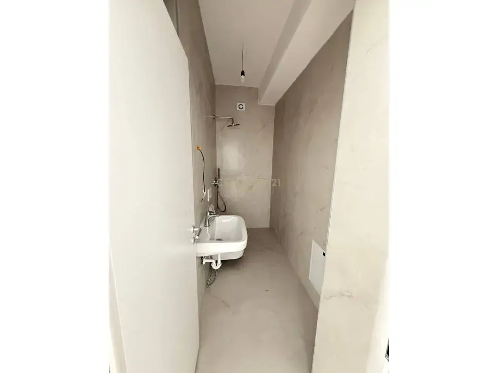 Bagno, appartamento 1+1 in vendita ad Ali Demi, Tirana