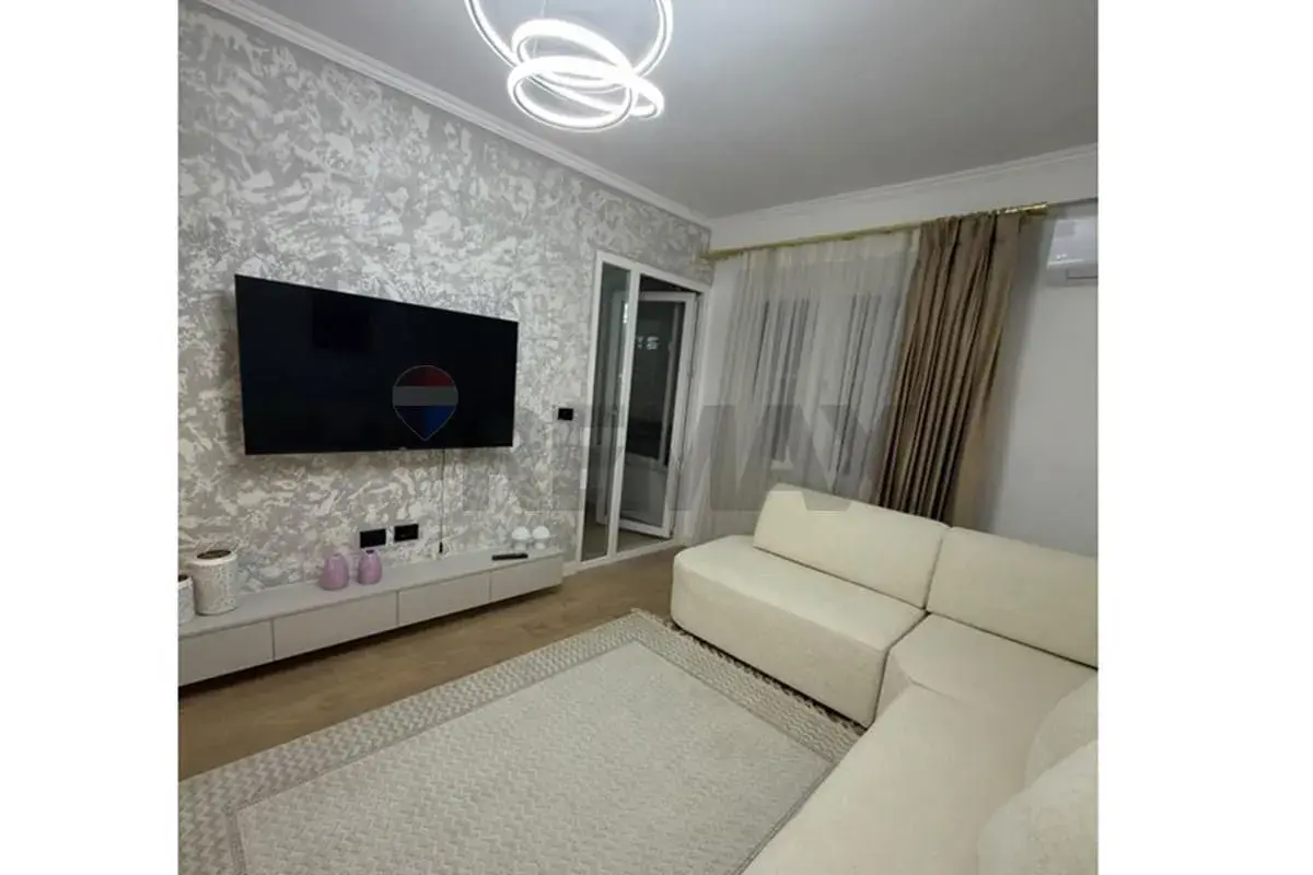 Dhoma e ndenjes, apartament 1+1 me qira në Yzberisht, Tiranë