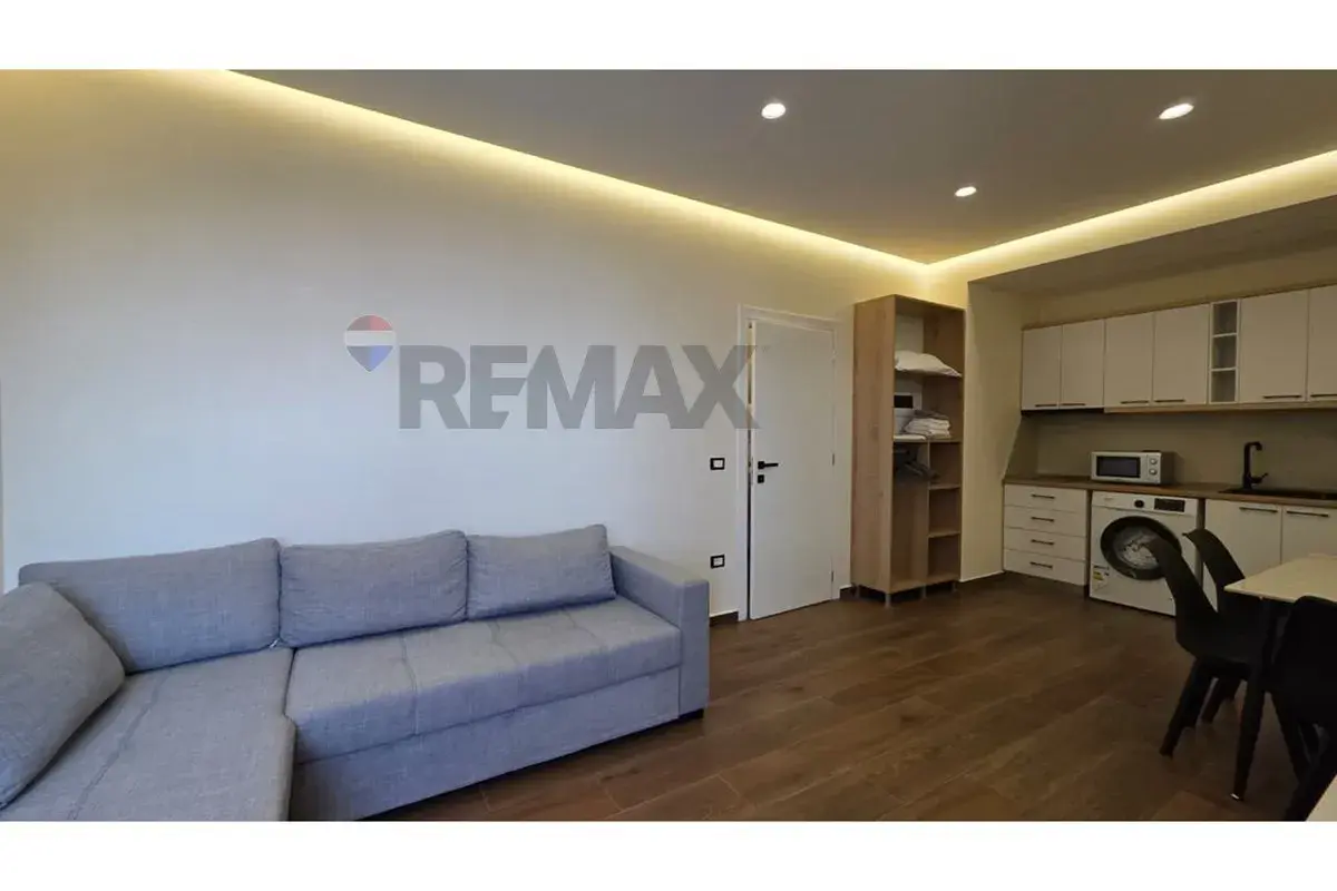 Dhoma e ndenjes, apartament 1+1 me qira në Lungomare, Vlorë
