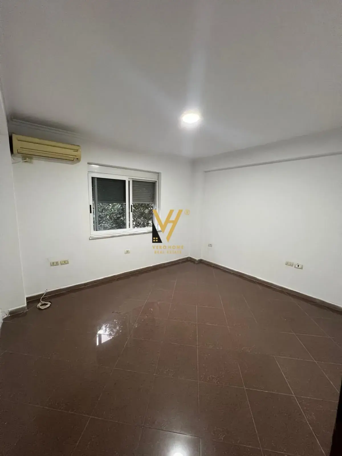 Esterno, ufficio 15 m² in affitto a Blloku, Tirana