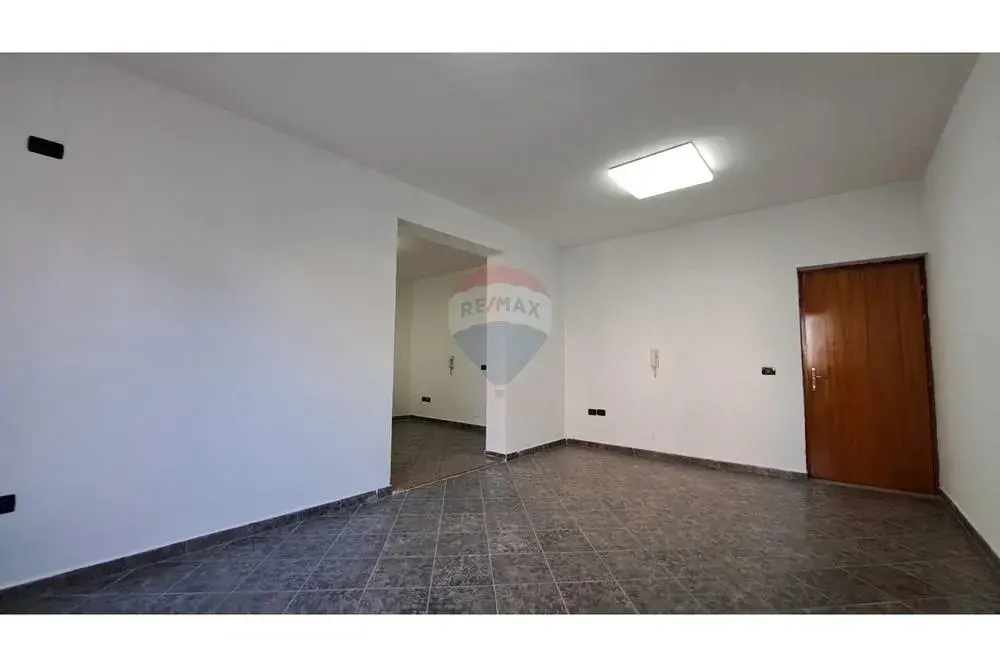 Innenansicht, Büro 100 m² zu vermieten in Skelë, Vlora