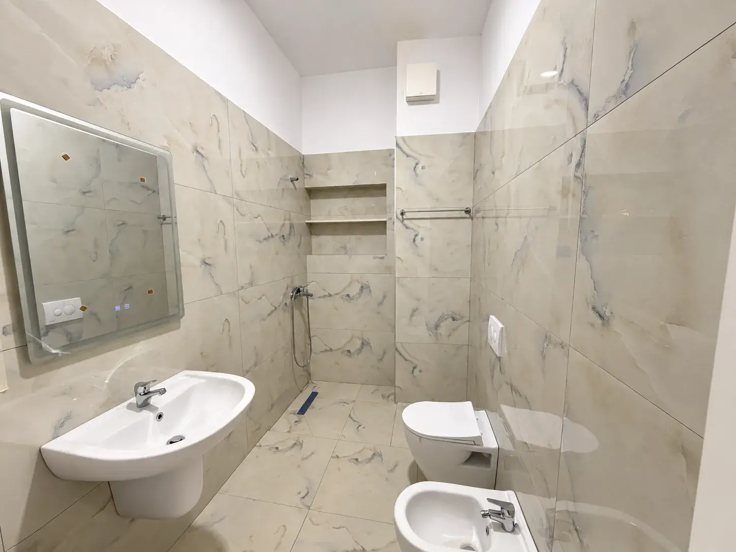 Bagno, appartamento 1+1 in affitto a Laprakë, Tirana