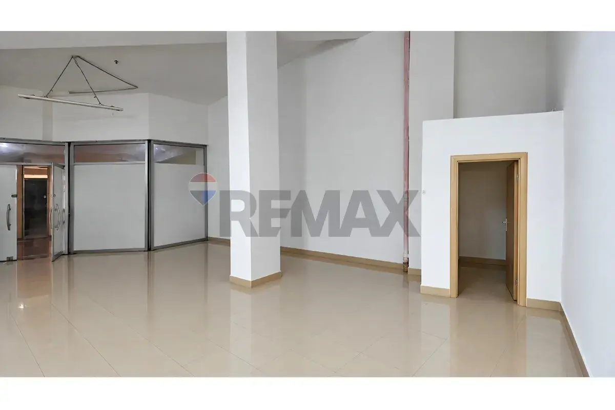 Interior, 63 m² shop for sale in Pavarësia, Vlora