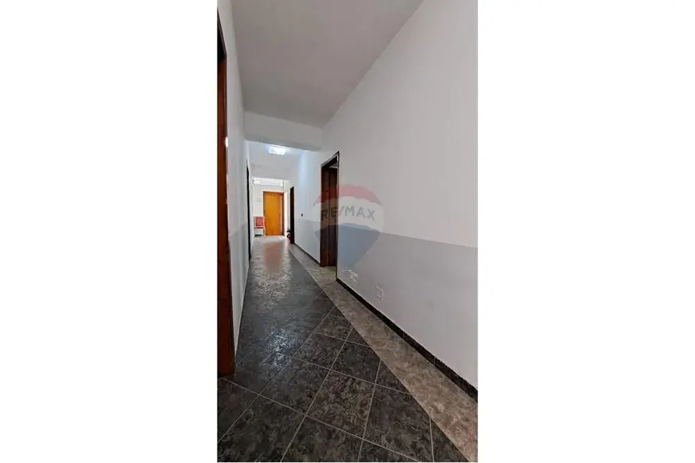 Innenansicht, Büro 100 m² zu vermieten in Skelë, Vlora
