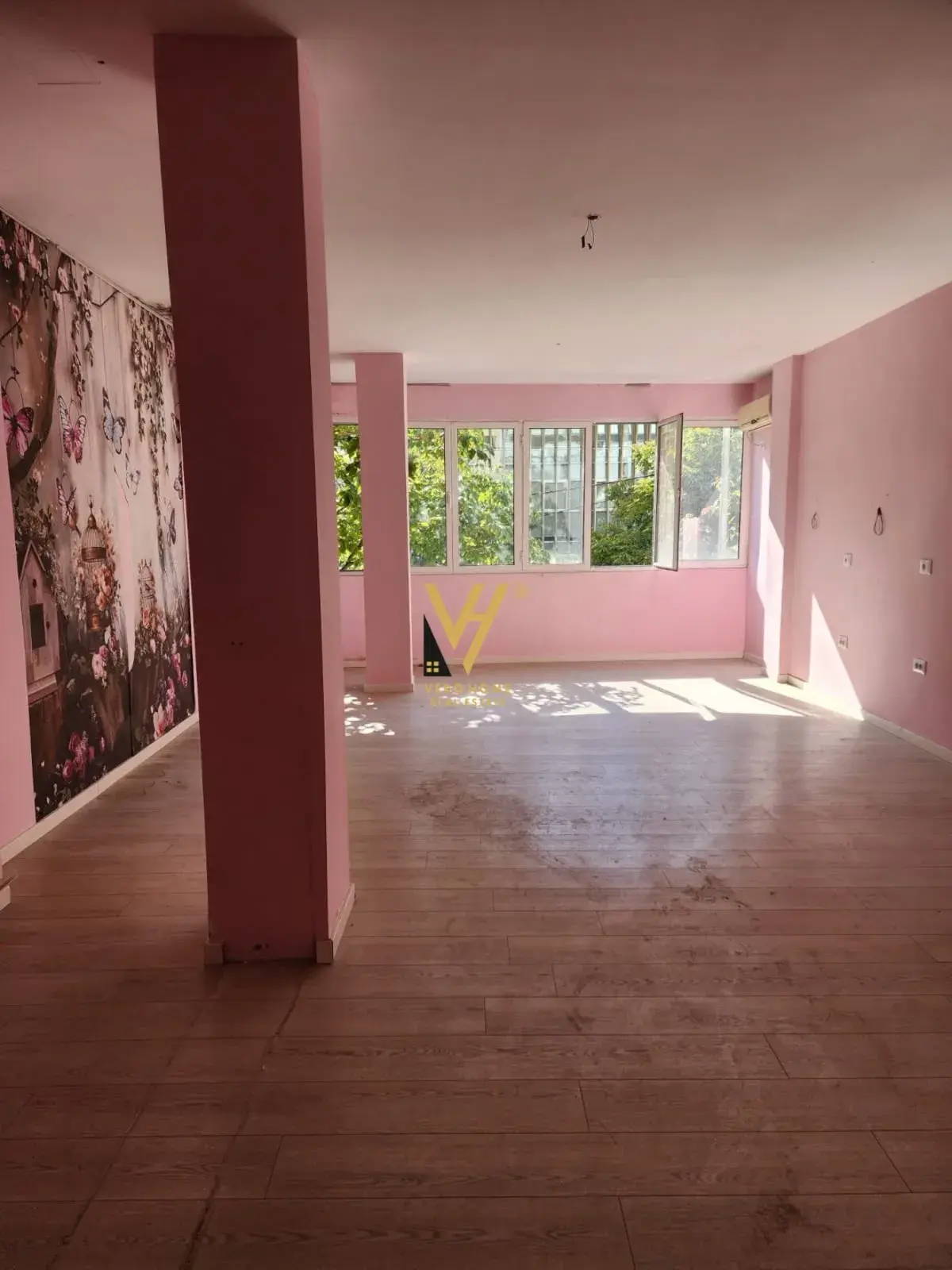 Interni, ufficio 112 m² in affitto a Tirana