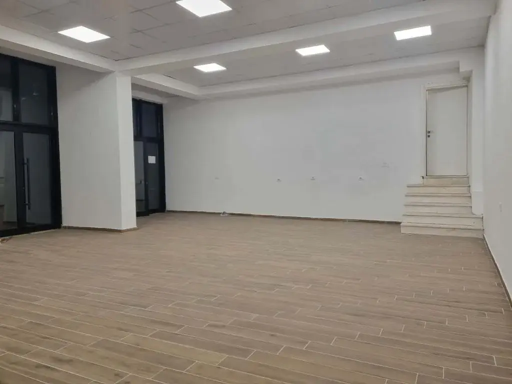 Interni, negozio 100 m² in vendita a Tirana