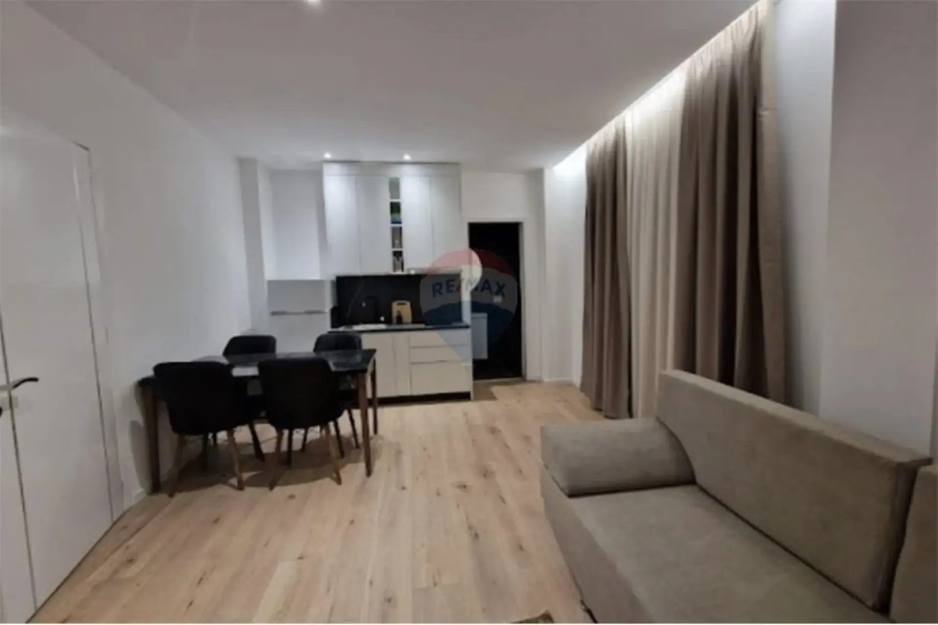 Interni, hotel 375 m² in vendita a Valona