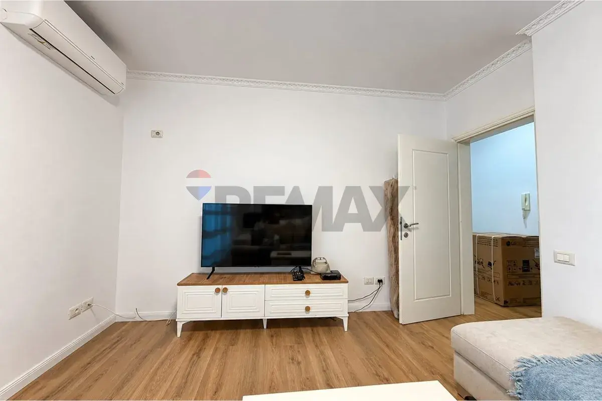 Dhoma e ndenjes, apartament 2+1 me qira në 21 Dhjetori, Tiranë