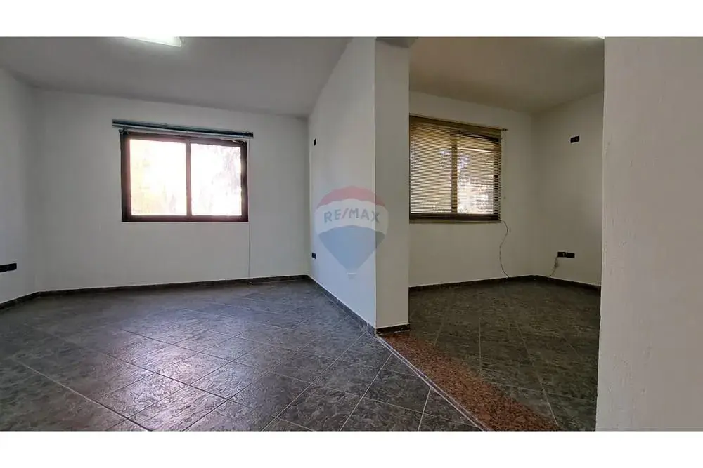 Innenansicht, Büro 100 m² zu vermieten in Skelë, Vlora