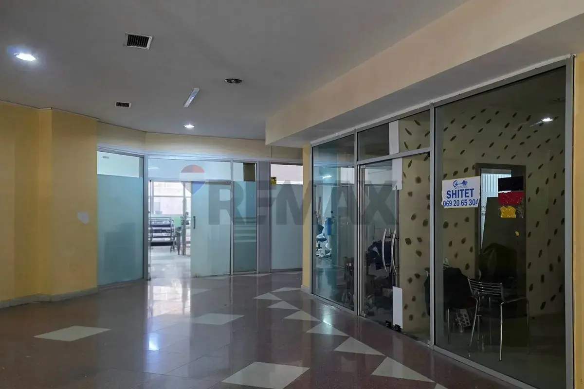Interior, 63 m² shop for sale in Pavarësia, Vlora