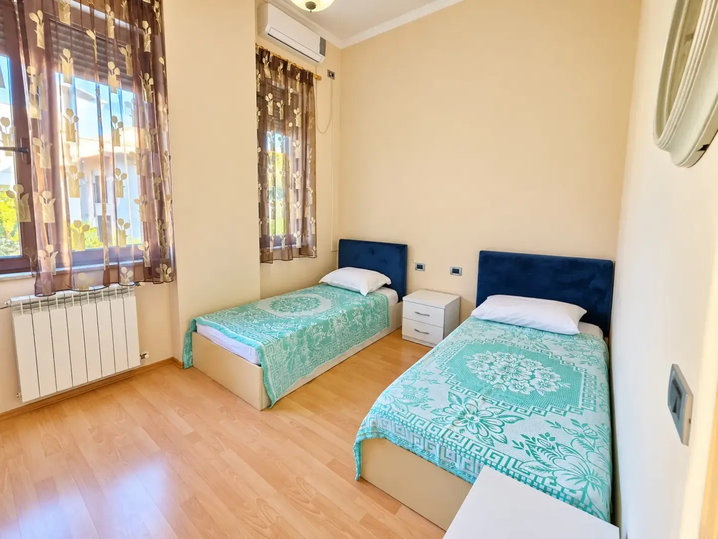 Brendësia, apartament 2+1 me qira në Pazari i Ri, Tiranë